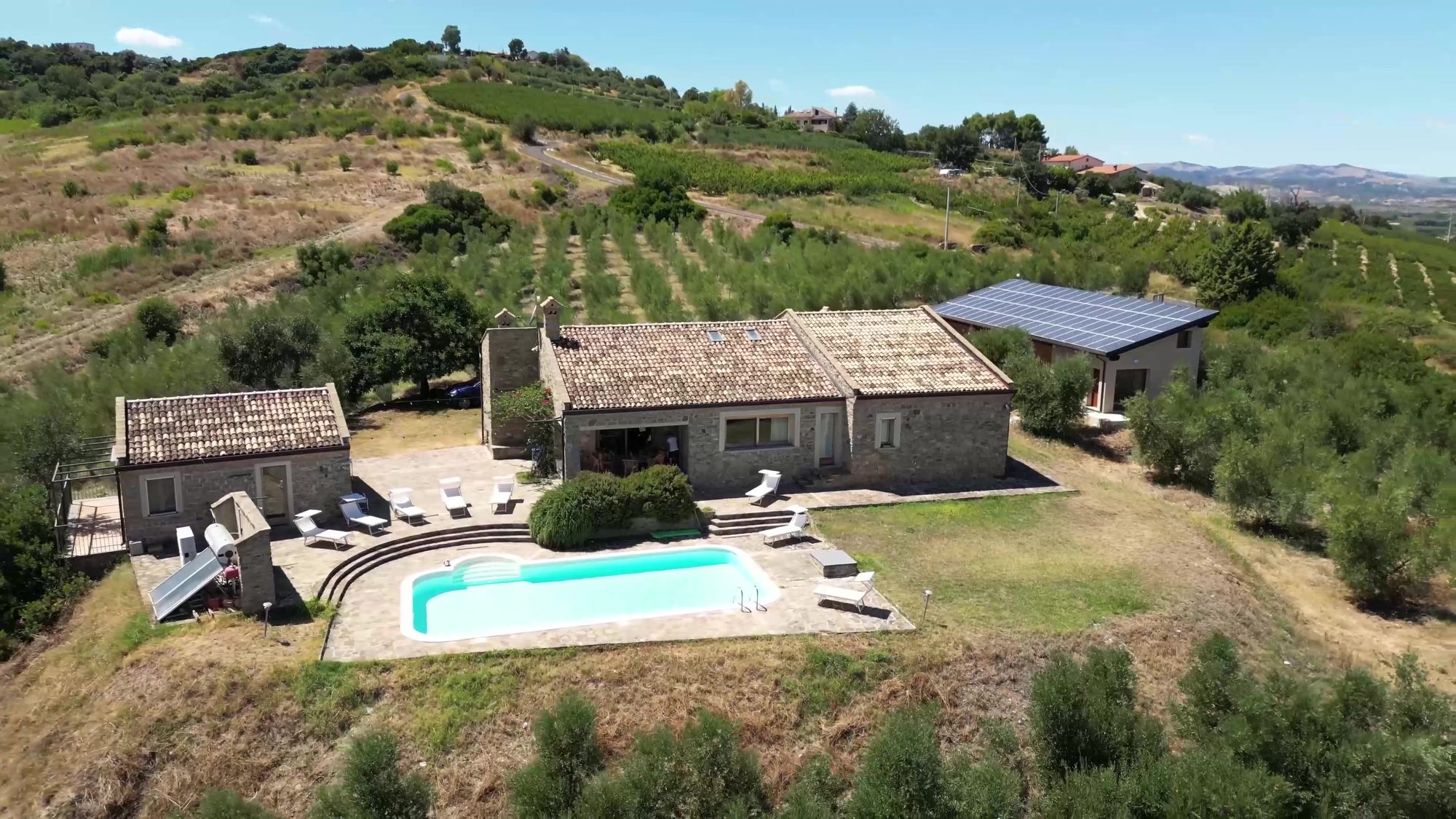 Il casale in pietra con la piscina, visto dal drone