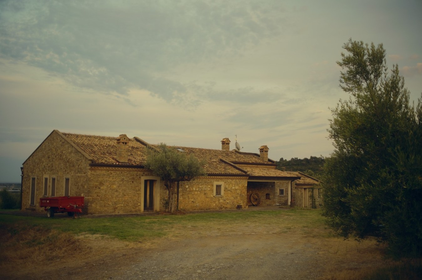Il casale in pietra di Santa Laura nella luce del tardo pomeriggio