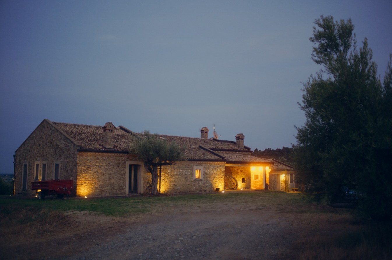 Il casale in pietra illuminato all'imbrunire