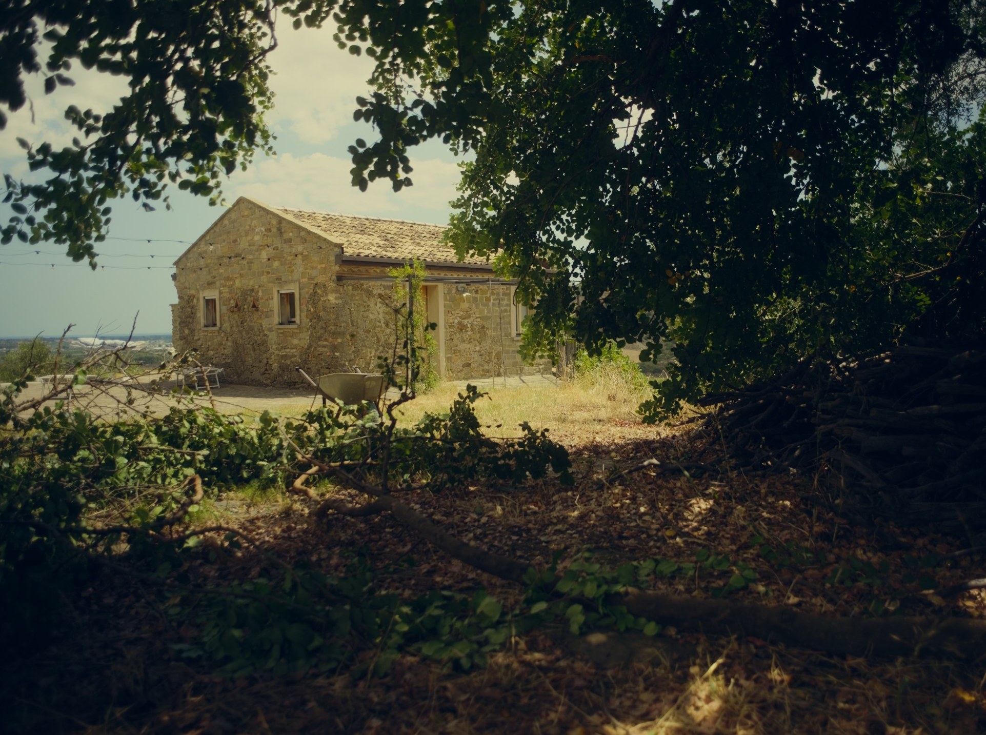 La dépendance in pietra all'ombra degli alberi
