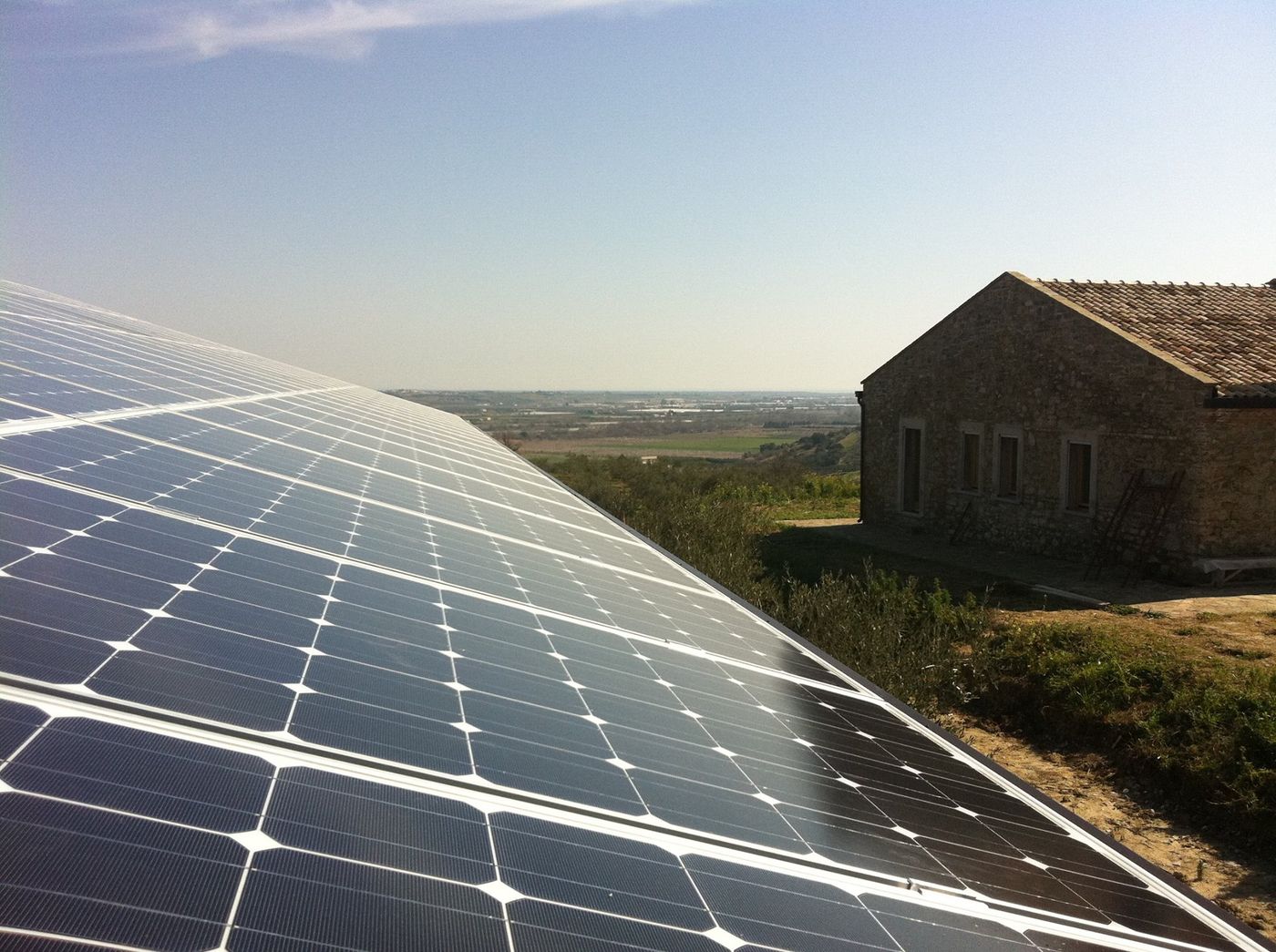 L'impianto fotovoltaico accanto al casale, con vista sulla piana